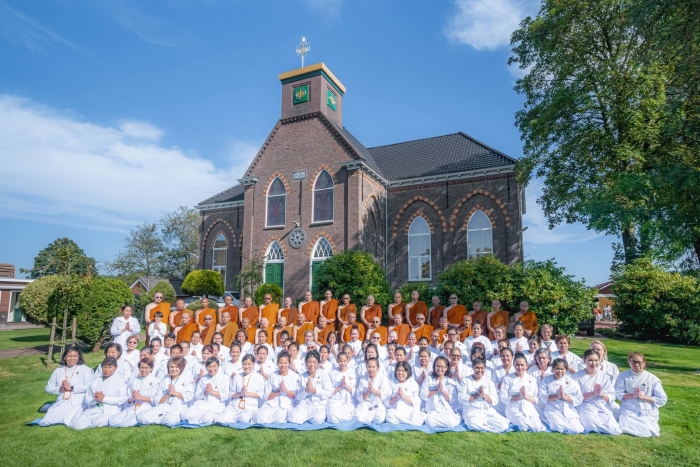 วัดพุทธบารมี เนเธอร์แลนด์: ศูนย์รวมศรัทธาท่ามกลางทิวลิป